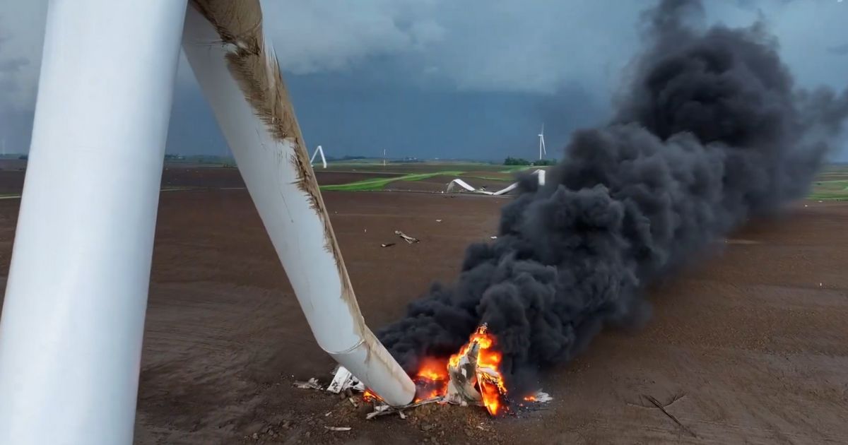 Shocking Video: Wind Farm Ravaged by Strong Winds
