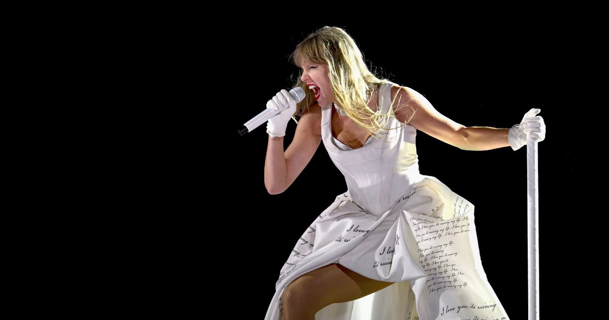 NextImg:Taylor Swift Ruthlessly Mocked After Controversial 'Eras' Tour Dance Blows Up