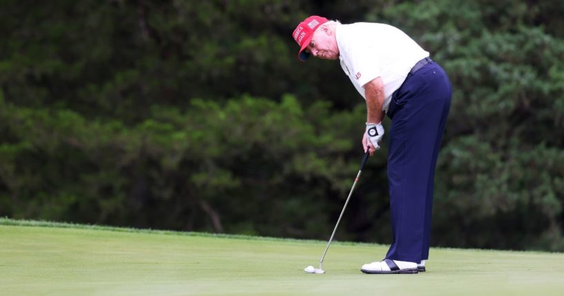 El expresidente Donald Trump pone en el cuarto green durante el pro-am antes del LIV Golf Invitational - Bedminster en el Trump National Golf Club el 10 de agosto de 2023 en Bedminster, Nueva Jersey.