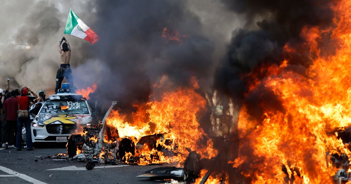 NextImg:Judge Bars Trump's National Guard from Stopping LA Riots