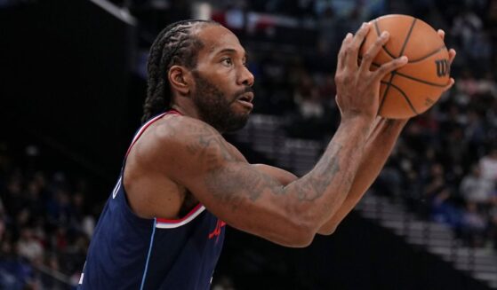 Kawhi Leonard ,#2 of the LA Clippers, shoots against the New Orleans Pelicans during an April 2 game in Inglewood, California.