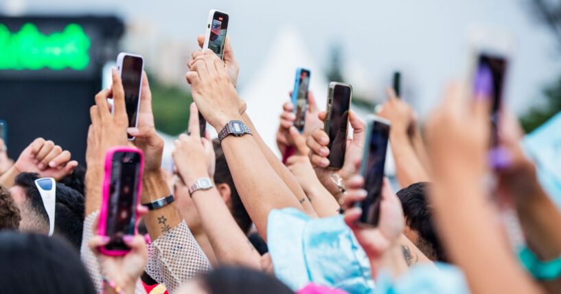 California Gov. Gavin Newsom approved a law that offers subsidized cellphone discounts to illegal immigrants and shields recipients from federal agencies unless they have a warrant.