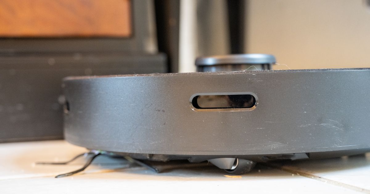 A Spanish man who tried to connect his robotic vacuum to a gaming controller suddenly found he could command a virtual army of nearly 7,000 robots worldwide.