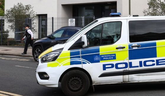 A police officer takes part in an investigation following an attack on Finchley Reform Synagogue in the North Finchley area of north London, on April 15, 2026, in the early hours of the morning.