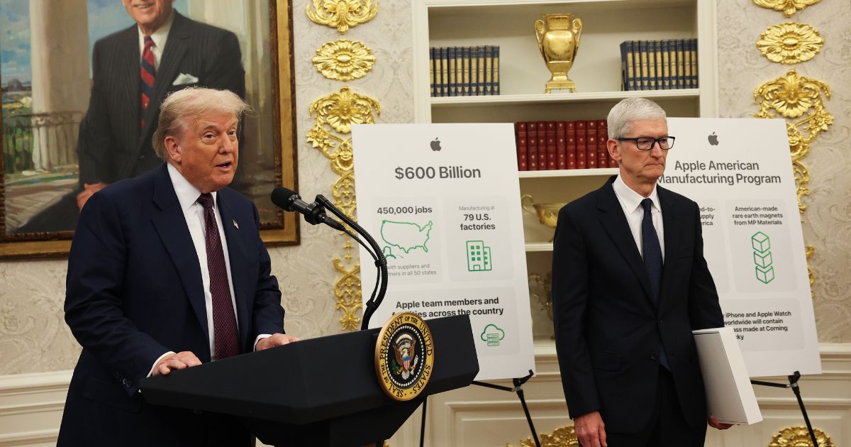 Trump Recounts Helping Out 'Incomparable' Tim Cook as Longtime Apple CEO Steps Down