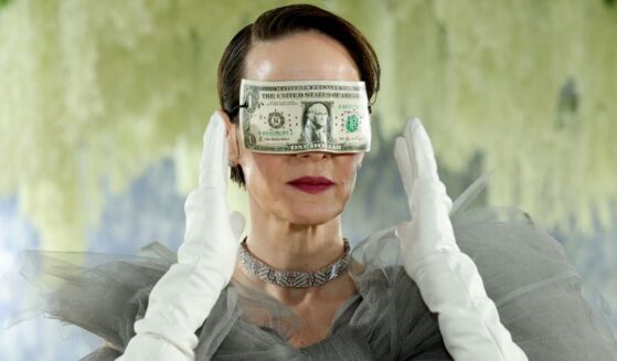 Sarah Paulson adorned her outfit with a money mask at Monday's Met Gala in New York City, but the stunt didn't send the intended message.
