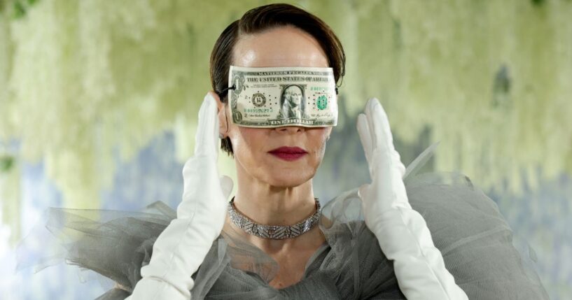Sarah Paulson adorned her outfit with a money mask at Monday's Met Gala in New York City, but the stunt didn't send the intended message.