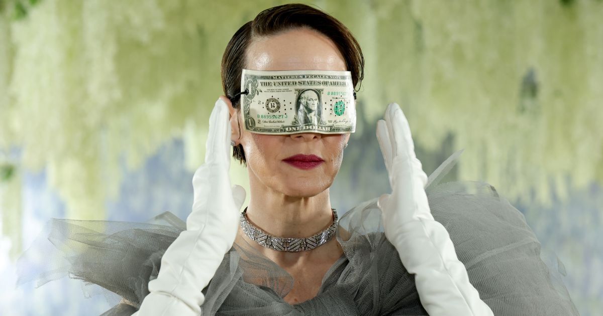 Sarah Paulson adorned her outfit with a money mask at Monday's Met Gala in New York City, but the stunt didn't send the intended message.