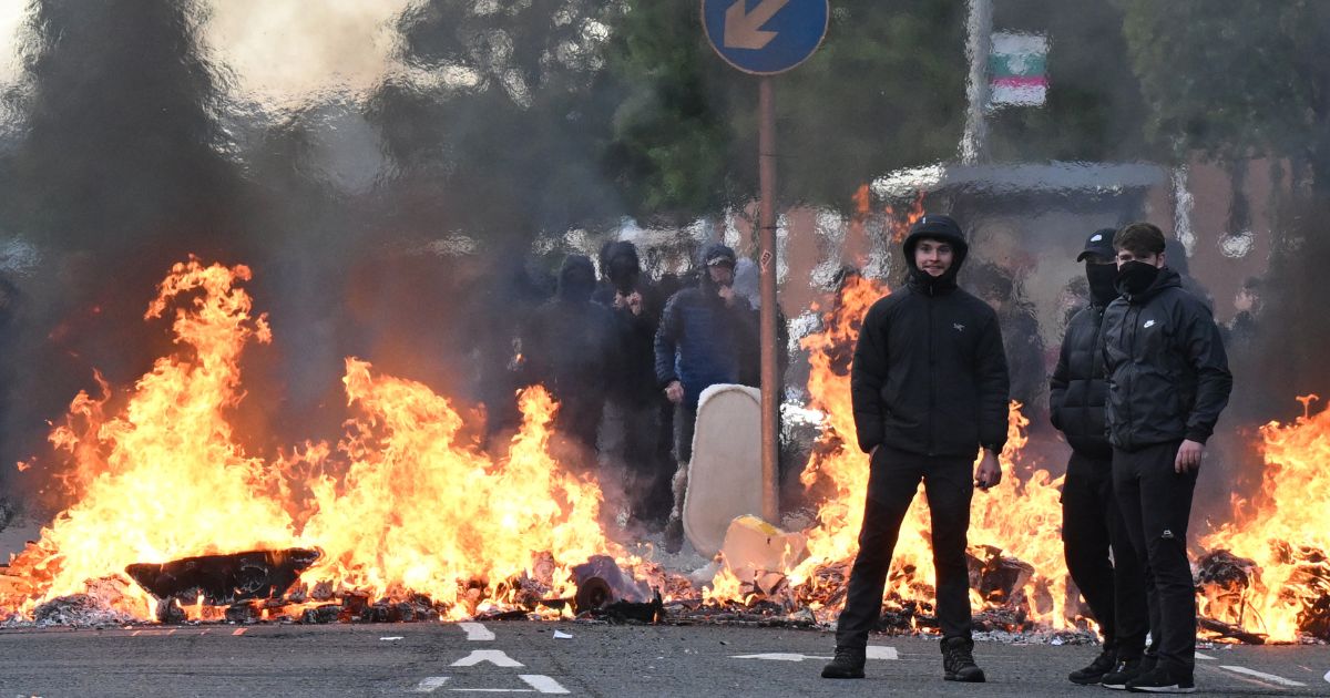 Video: Infuriated by Immigrants' Attempted Beheading, Irish Citizens Set Fires Across Belfast