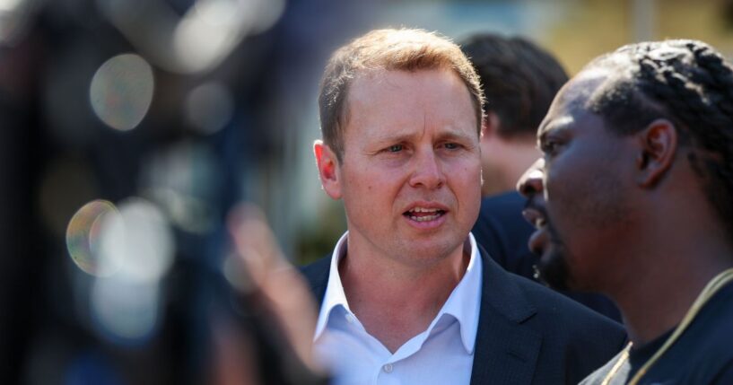 Los Ángeles Mayoral candidate Spencer Pratt speaks to potential supporters at a