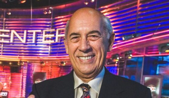 ESPN founder Bill Rasmussen stands on the set of SportsCenter. (@espn / X Screen Shot)