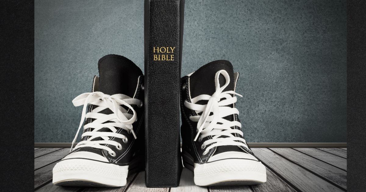 High School Football Team Shines ‘the Light of Jesus’ by Giving Every Opponent a Bible After Games