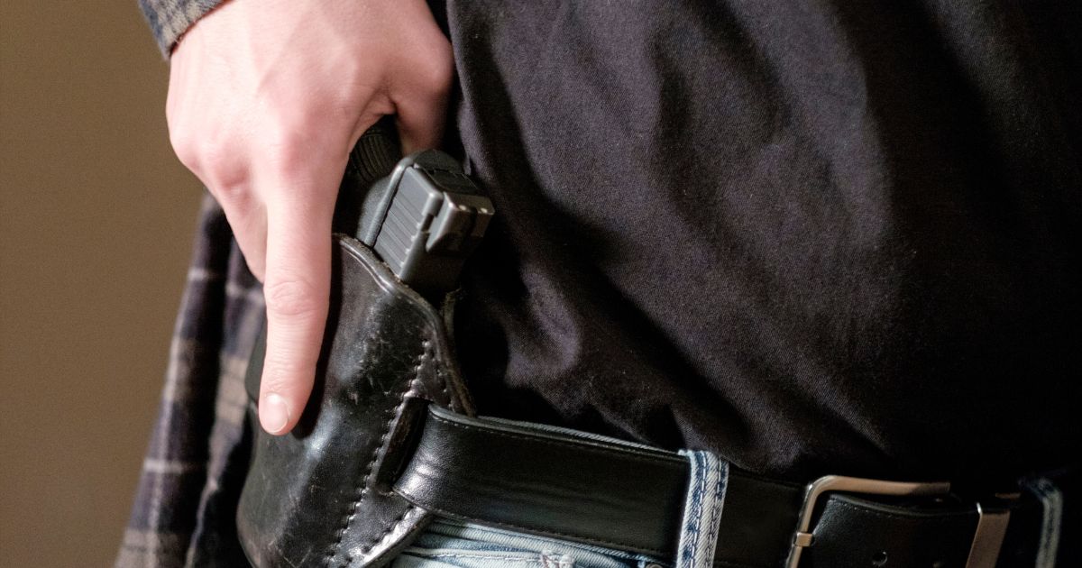 Armed Texas Customer Opens Fire, Ends Knife-Wielding Bank Robber’s Criminal Career Armed Texas Customer Opens Fire, Ends Knife-Wielding Bank Robber’s Criminal Career