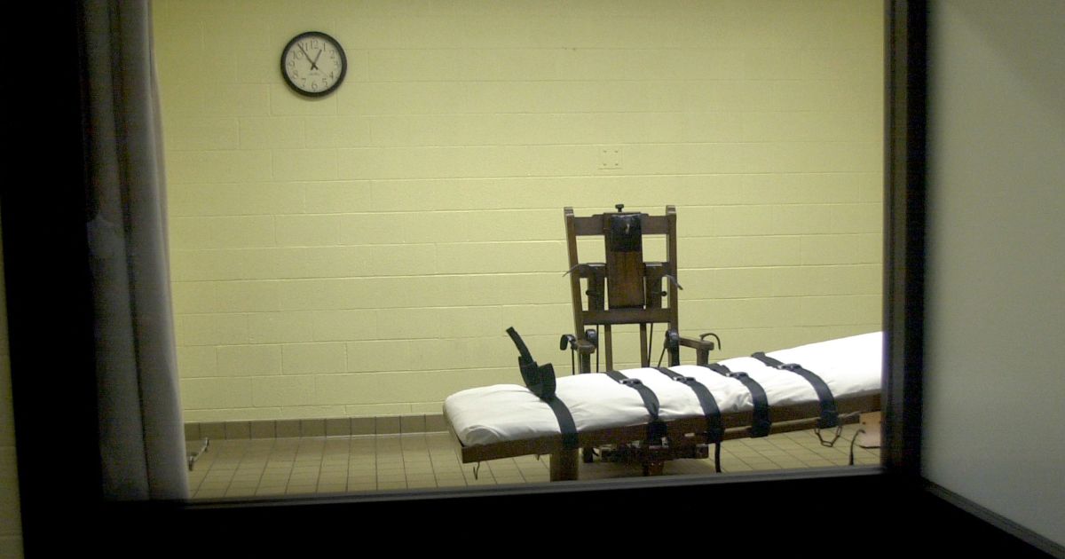 A view of the death chamber from the witness room at the Southern Ohio Correctional Facility shows an electric chair and gurney on Aug. 29, 2001, in Lucasville, Ohio.