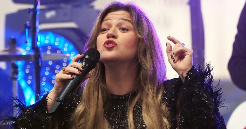 Kelly Clarkson, pictured during a 2025 performance, blasted a shop on social media. Representatives of the store told a different story.